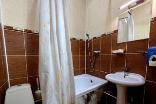 Гостиница Анна Новороссийск Стандартный двухместный номер с 2 отдельными кроватями, вид на сад-11