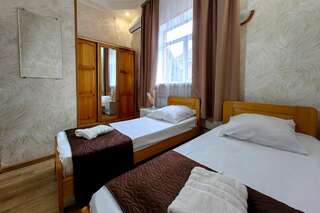 Гостиница Анна Новороссийск Стандартный двухместный номер с 2 отдельными кроватями, вид на сад-1